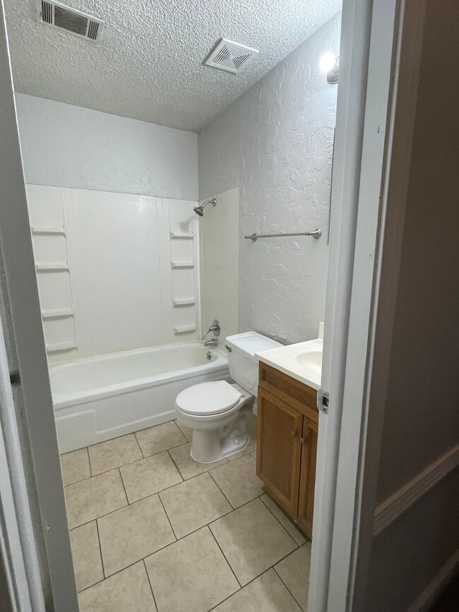 Building Photo - Three Bedroom/1.5 Bath Home