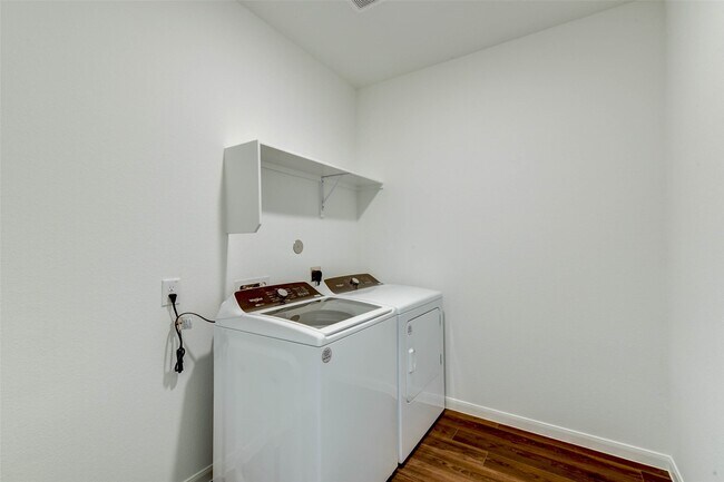Building Photo - 25821 Hedgerow Dr