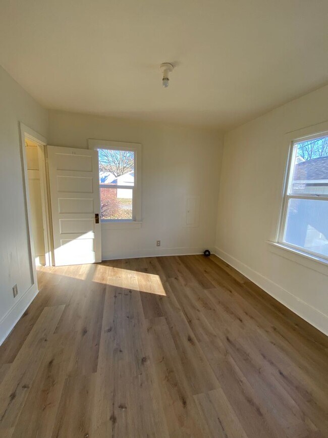 Building Photo - 588 Oak St