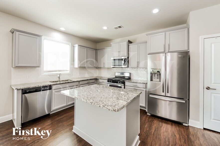 Building Photo - 2061 Chesley Dr