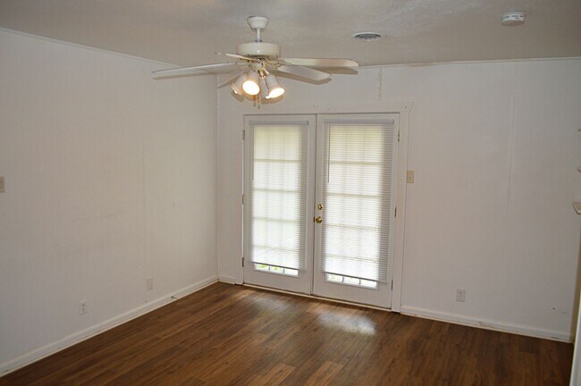 Building Photo - Charming Western Hills Home with Spacious ...