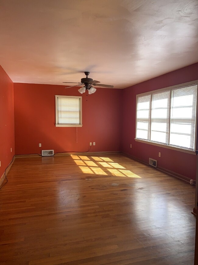 Building Photo - Charming 3-Bedroom Home with 2 Full Bathro...
