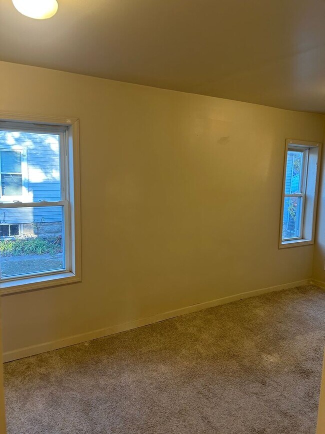 Building Photo - 30 W 7th St