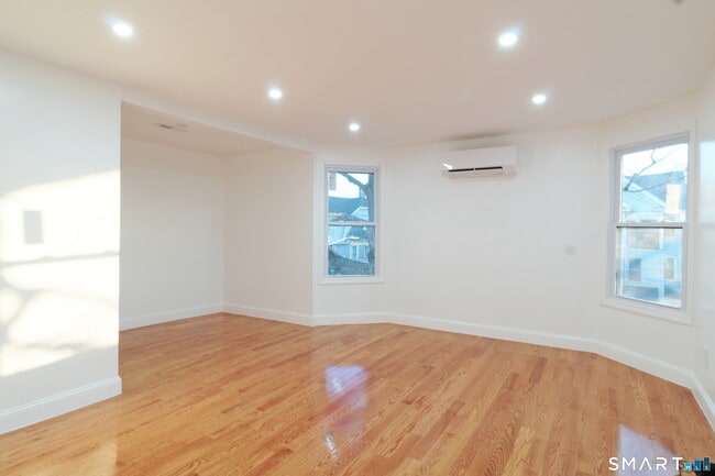 Building Photo - 40 Elizabeth St