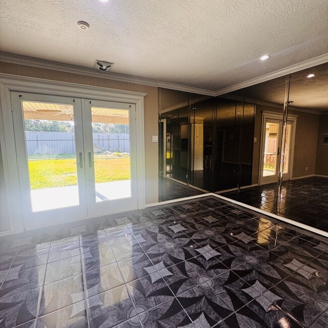 Building Photo - 3175 Sandalwood Dr