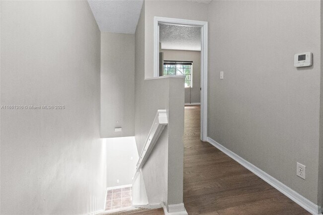 Building Photo - 2082 Madeira Dr