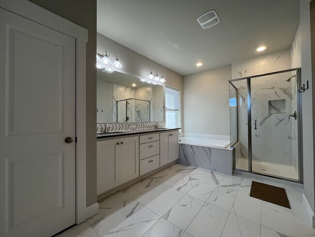 Building Photo - 3-Bedroom Home in Reed’s Crossing with Luxurious Primary Suite & Open Floor Plan, Fireplace, Wash...