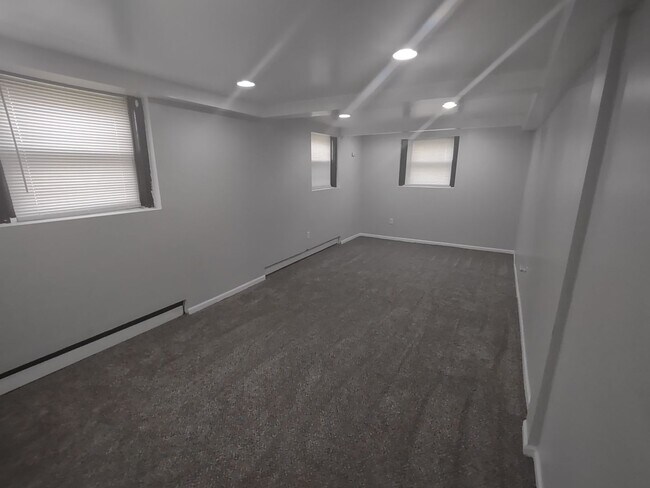 Building Photo - Spacious 4 Bedroom Single Family Home - No...