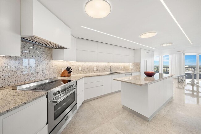 Building Photo - 1643 Brickell Ave