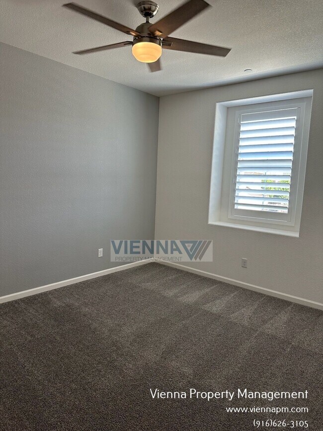 Building Photo - 1347 Larkspur Dr