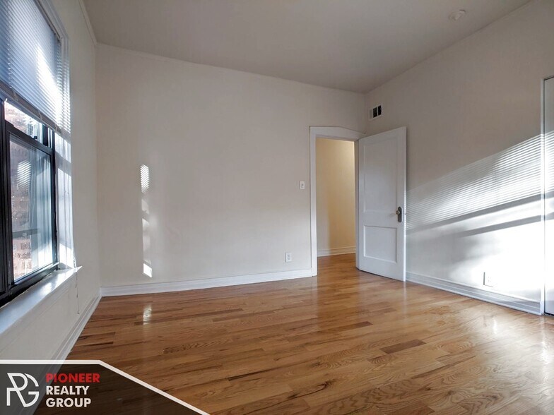 Building Photo - 822 W Waveland Ave