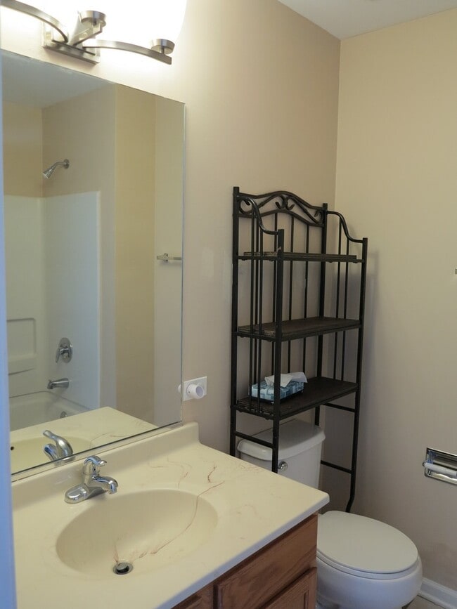 Building Photo - 1227 N Village Dr