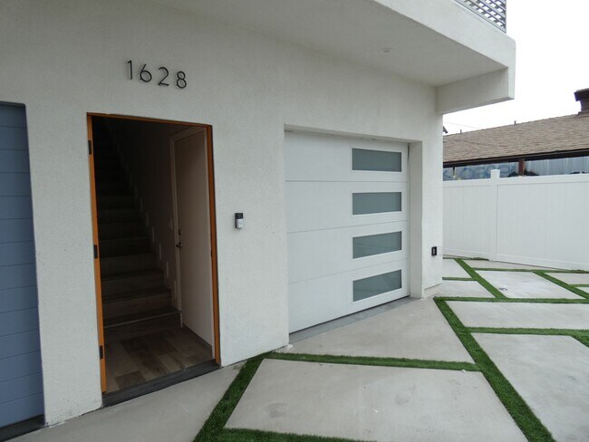 Building Photo - 1628 S La Brea Ave