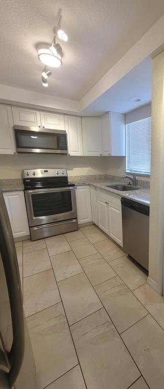 Building Photo - 7855 Pinehurst Dr