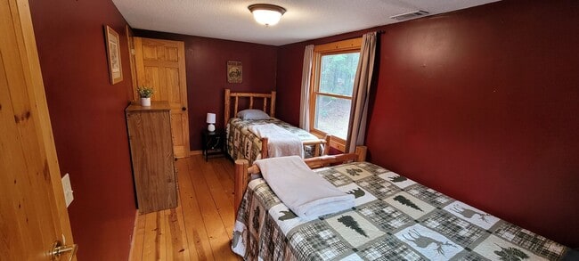 Building Photo - Fully Furnished 3 Bedroom Cabin