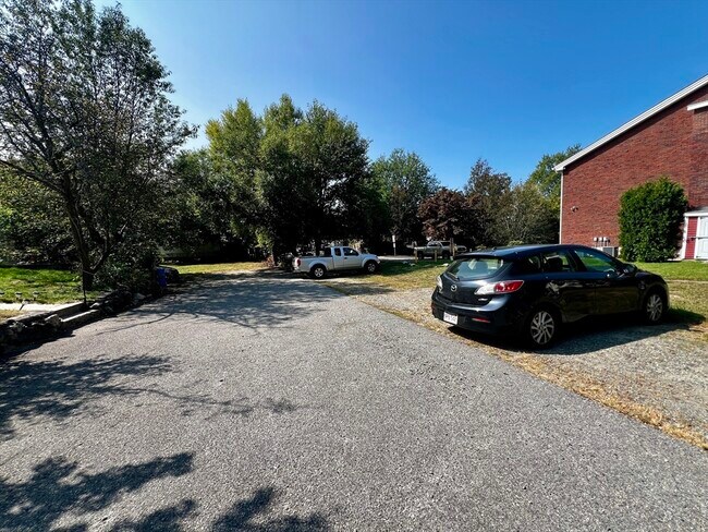 Building Photo - 572 Main St