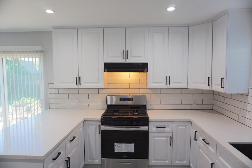 Building Photo - 10332 Jordan Ave
