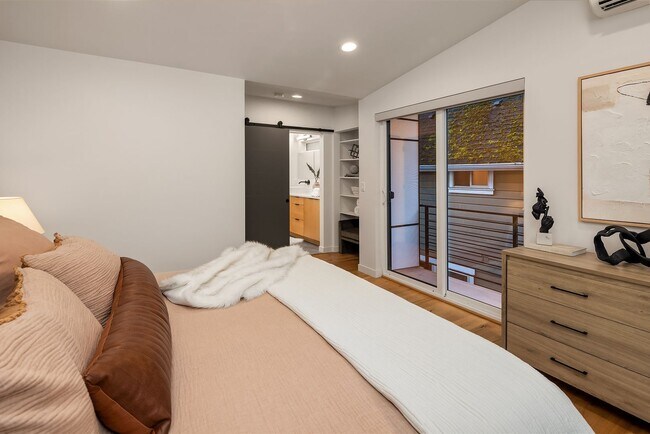 Building Photo - Beautiful New Townhome in Mapleleaf!