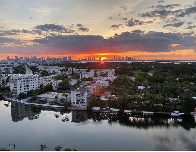 Building Photo - 2555 Collins Ave