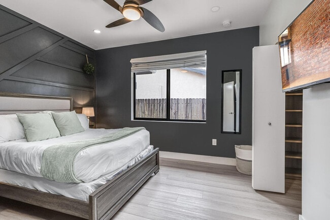 Building Photo - 826 SW 14th Ct