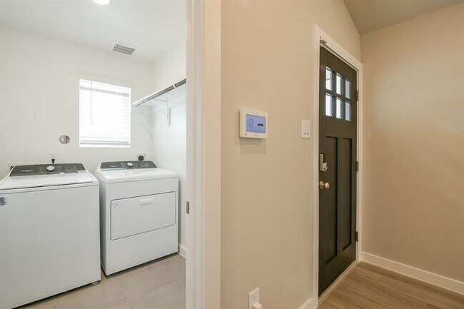 Building Photo - 18743 Etta Pnes Cir