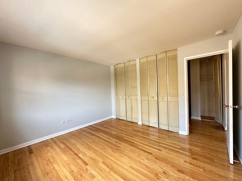 Building Photo - 513 W Briar Pl