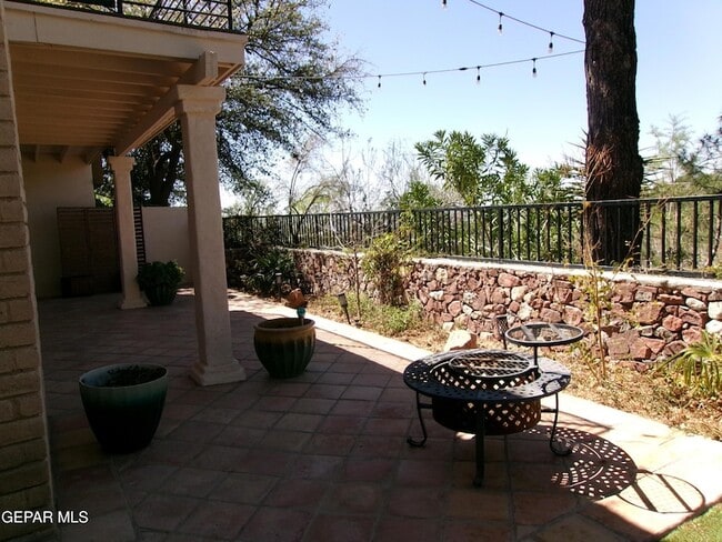 Building Photo - 5852 Mira Serena Dr