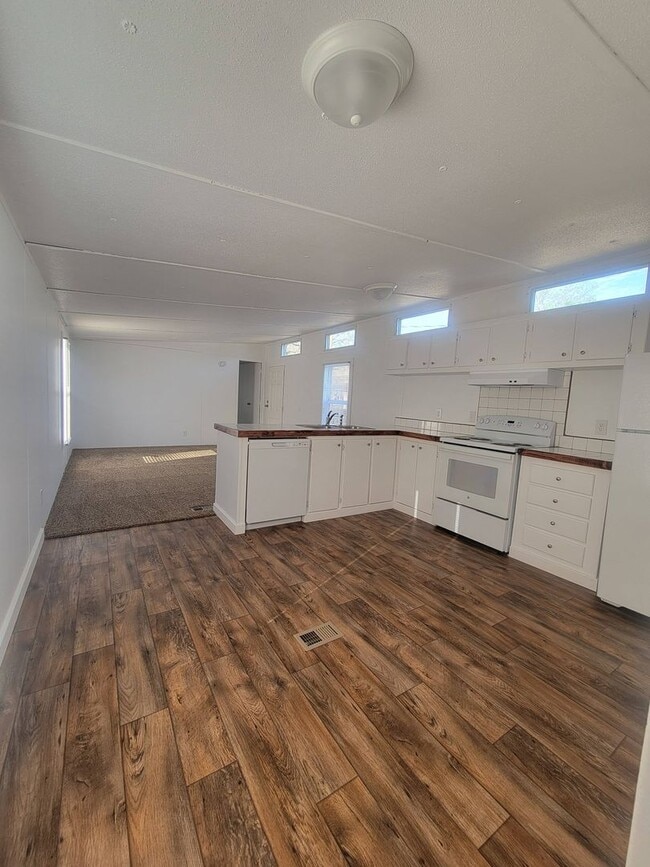 Building Photo - Ready to Move in