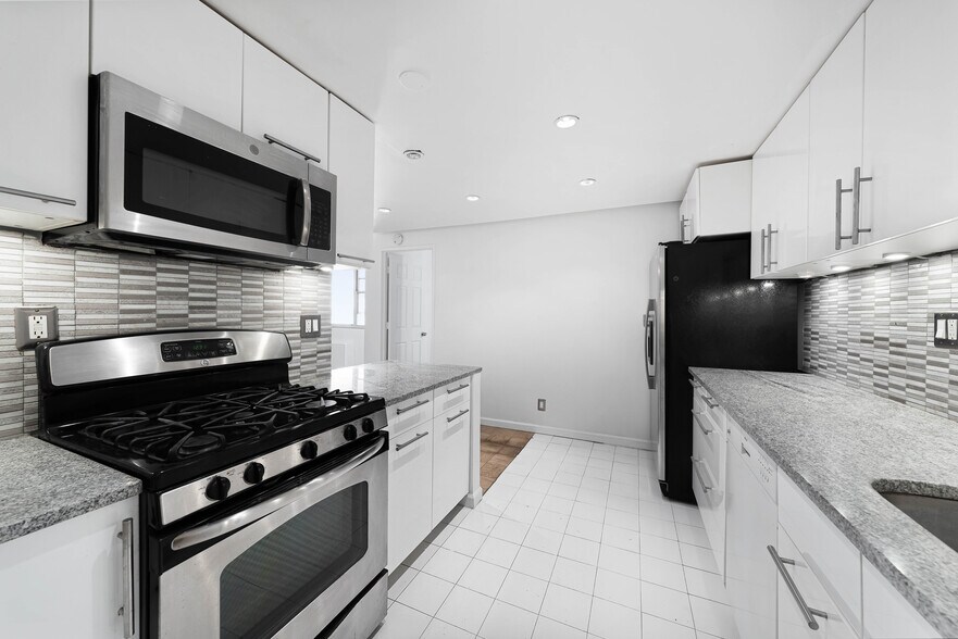 Building Photo - 6040 Boulevard E