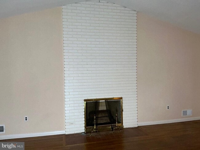 Building Photo - 303 Charlton Ct