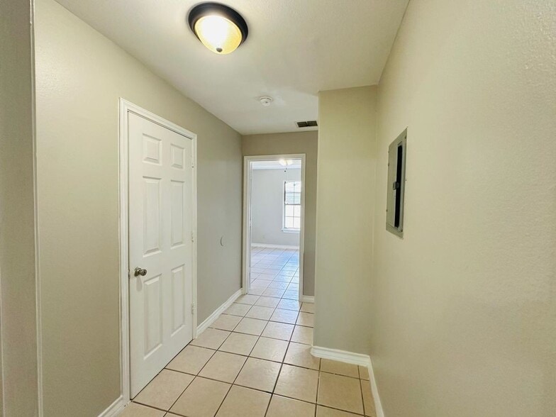 Building Photo - 2005 Cross St