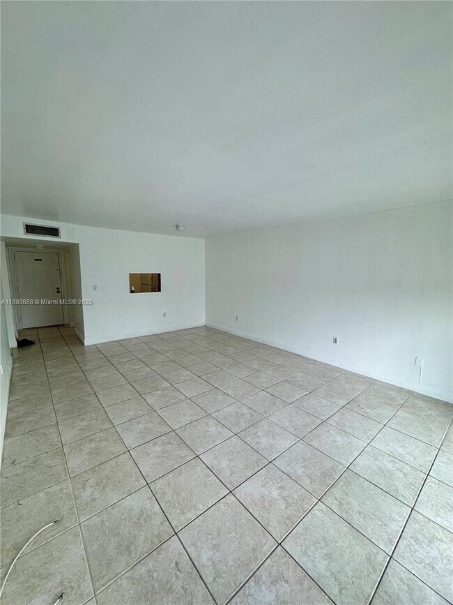 Building Photo - 10431 N Kendall Dr