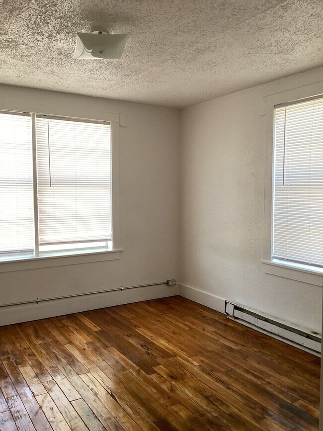 Building Photo - Newly Renovated 3 Bed Home! Located in Portales !