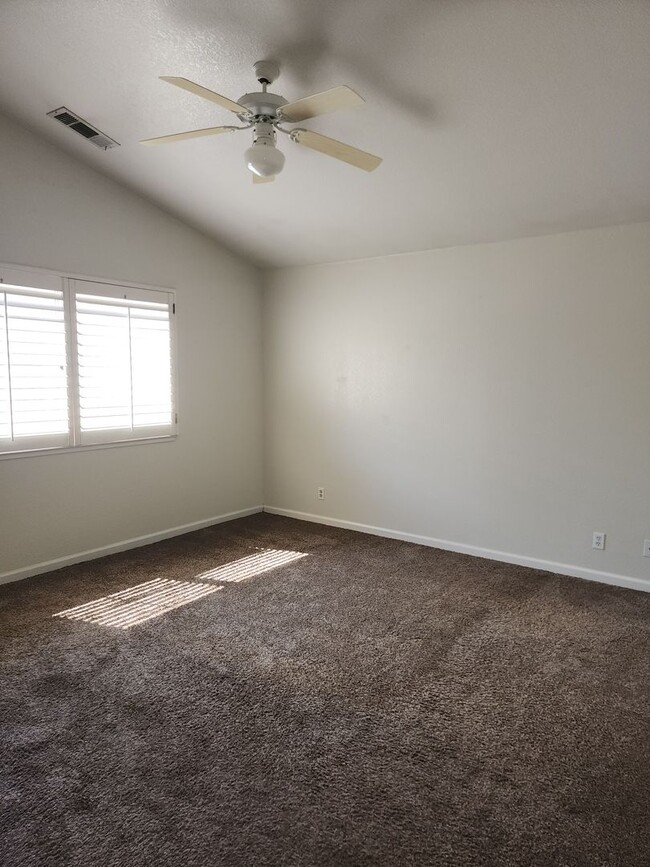 Building Photo - 3 Bedroom 2 Bath in HOA Community with Com...