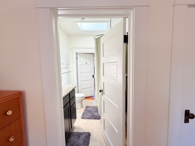 Building Photo - Charming 2 Bed 1 Bath Duplex in West Highlands
