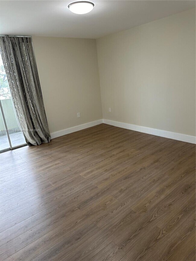 Building Photo - 10090 NW 80th Ct