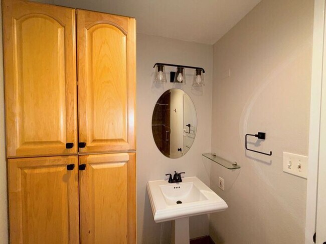 Building Photo - Reno Highrise Condo - Mountain & City Views