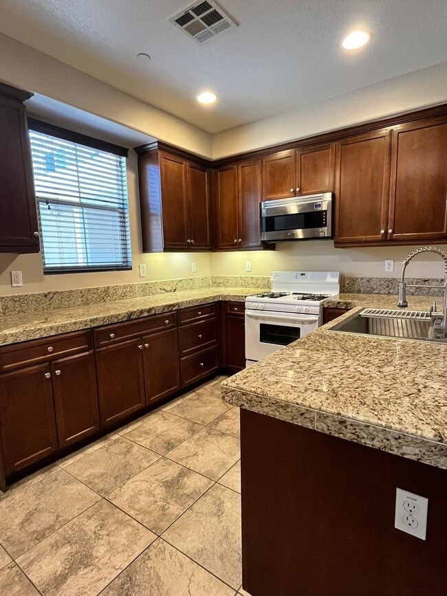 Building Photo - Beautiful Tri-level in Irvine!