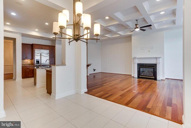 Building Photo - 18353 Fairway Oaks Square