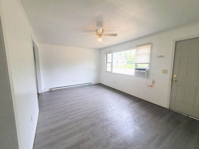 Building Photo - quaint home close to post