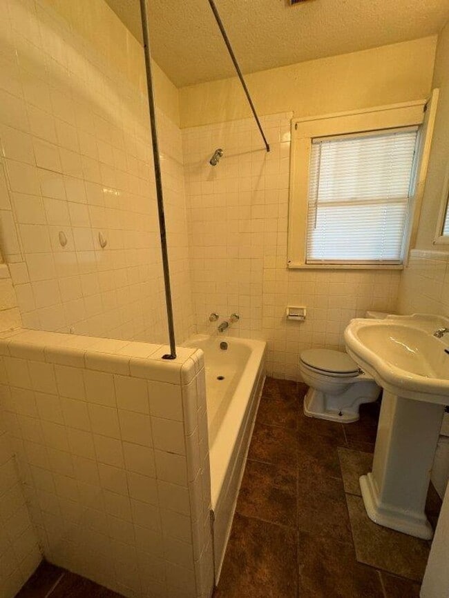 Building Photo - Tons of possibilities here!  3 bedrooms pl...