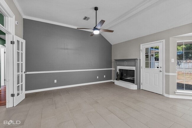 Building Photo - Check Out this 4 bed 2 bath