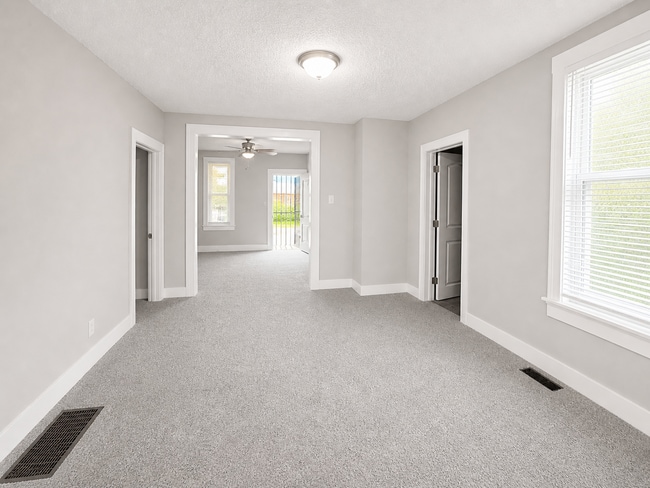Building Photo - Spacious 3 Bedroom House