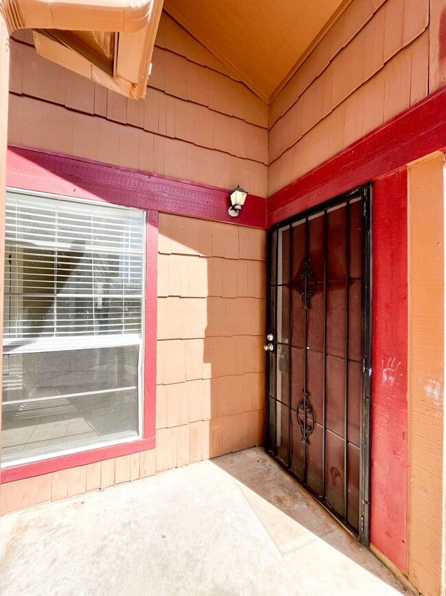 Building Photo - Available NOW!!!! This charming 1 story, 3 bedroom, 2 bath house could be your next home! Beautif...