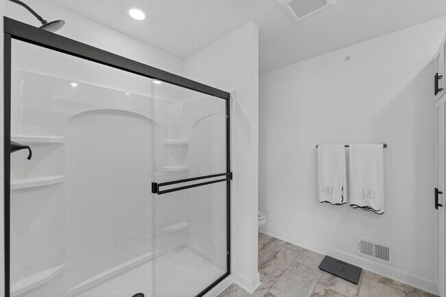 Building Photo - 985 Annagaire Curv
