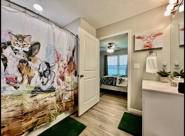 Building Photo - NEW Farmhouse Retreat Rustic decor and Cozy vibes!