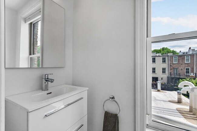Building Photo - 139 Grand St