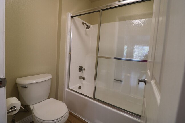 Building Photo - 1/Bedroom Condominium in Woodland Hills!