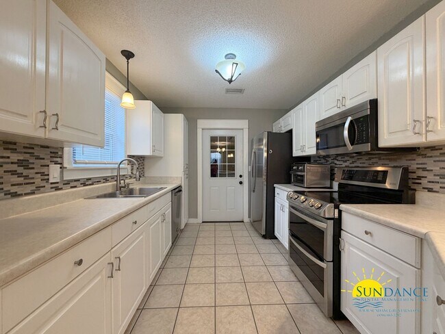 Building Photo - Charming 3 Bedroom Home in Mary Esther near Hurlburt Field!