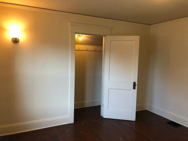 Building Photo - Vintage Campus House ~  3 bedrooms, 1.5 bath